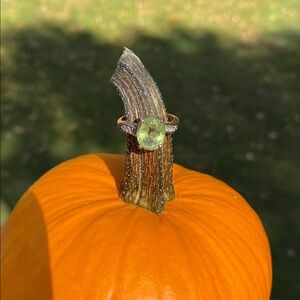 10K Gold Green Stone and Possibly Diamond Chip Ring